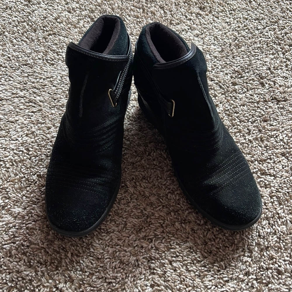 Skechers Leathe Wedge Ankle Boots with heel